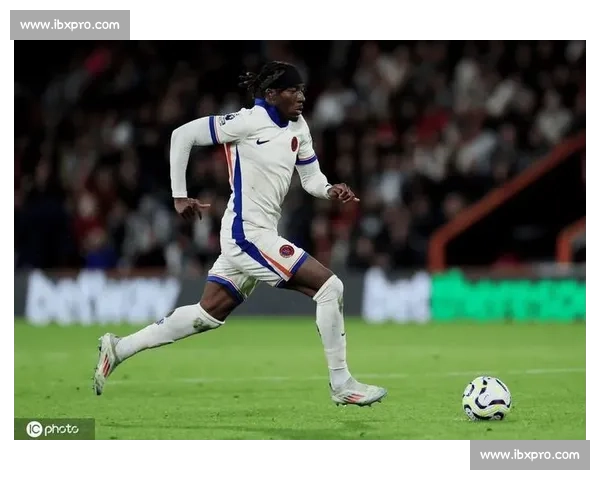 马杜埃凯 GQ 大片曝光！切尔西边锋化身巴黎世家型男